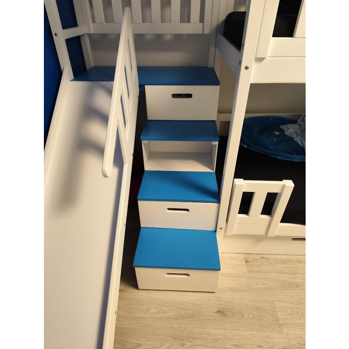 Spielbett aus Massivholz mit Treppe und Rutsche für Kinder